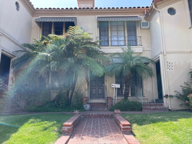 Building Photo - 927 Alandele Ave