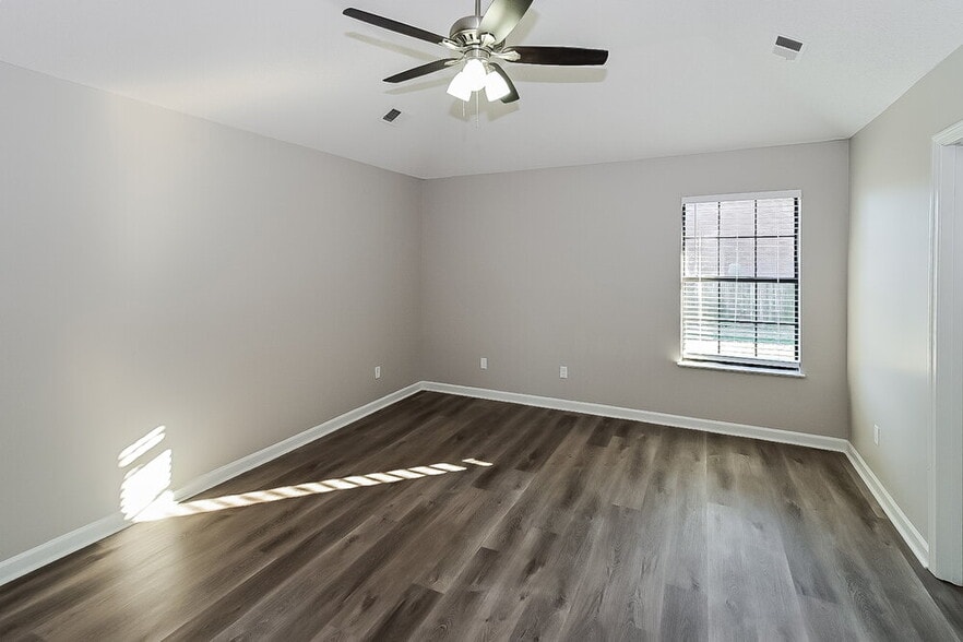 Building Photo - 10873 E Ridge Dr