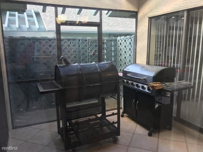 Building Photo - 3 br, 2 bath Townhome - 9087 SW 22nd St Apt A