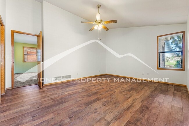 Building Photo - Spacious Home with Central AC and Gas Fireplace