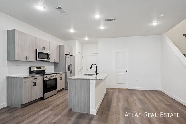 Building Photo - 625 Leland Aly