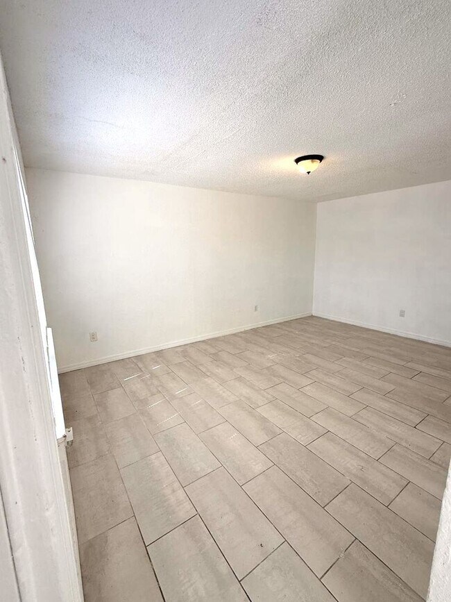 Building Photo - 2nd St