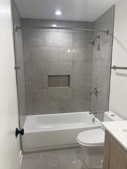 Full bathroom 2. - 534 Taylor St NW