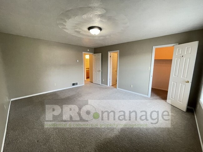 Building Photo - 3 Bed / 2.5 Bath Town Home w/ 2 Car Garage...