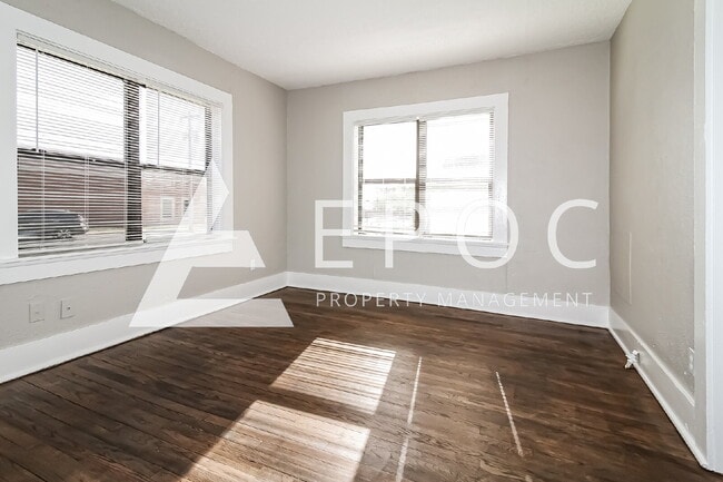 Building Photo - 705 E Hughbert St