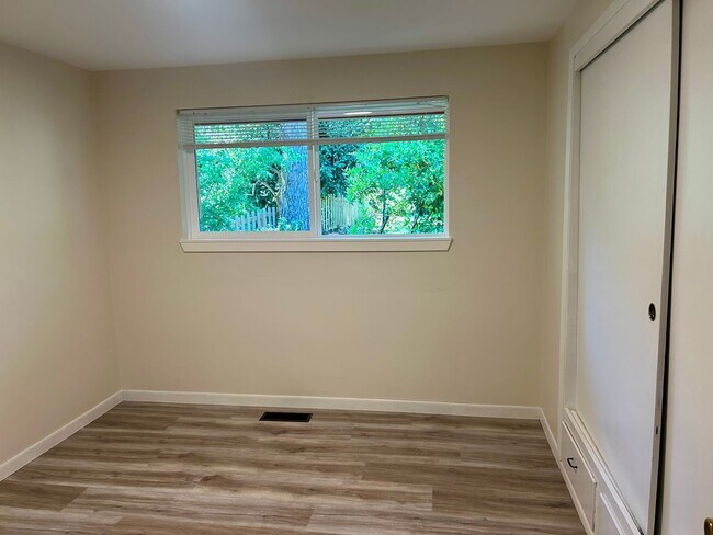 Building Photo - Meadowbrook Home