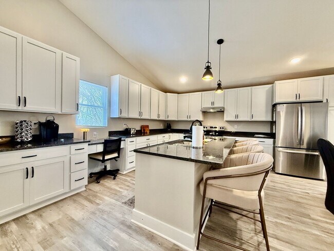 Building Photo - New 5BR Retreat With Hot Tub 2 Living Areas WC, OH