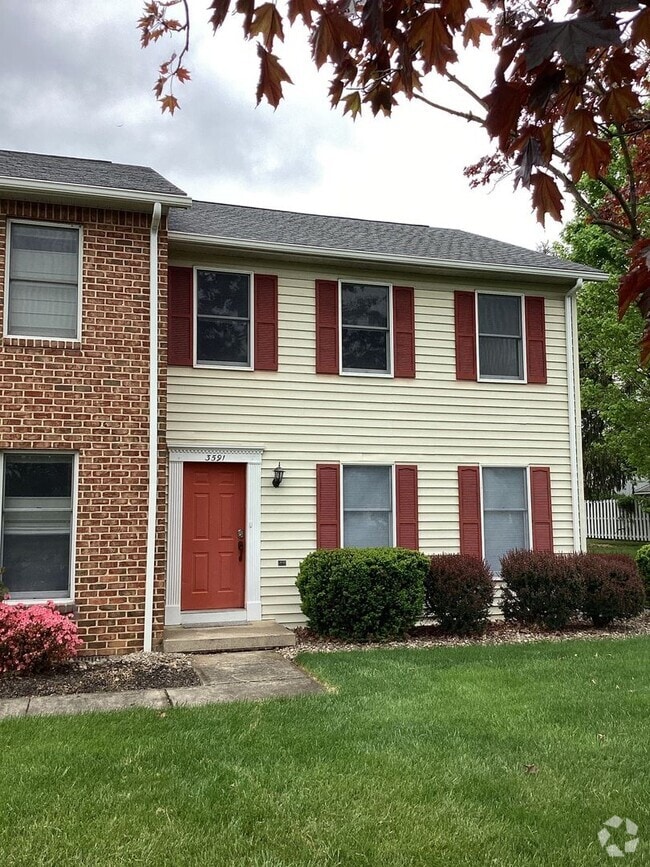 Building Photo - Well-Maintained 3-Bedroom End Unit Townhom...