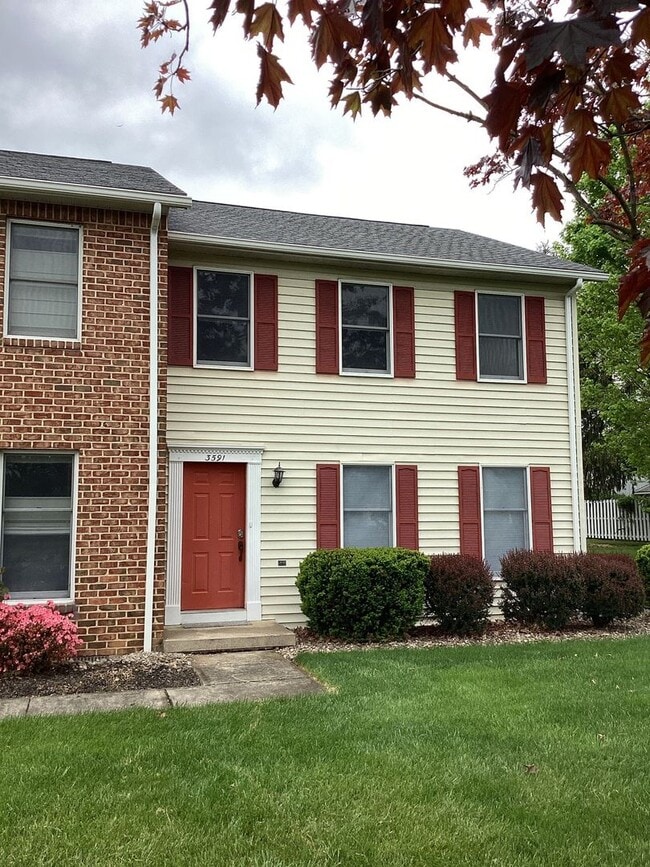 Building Photo - Well-Maintained 3-Bedroom End Unit Townhom...