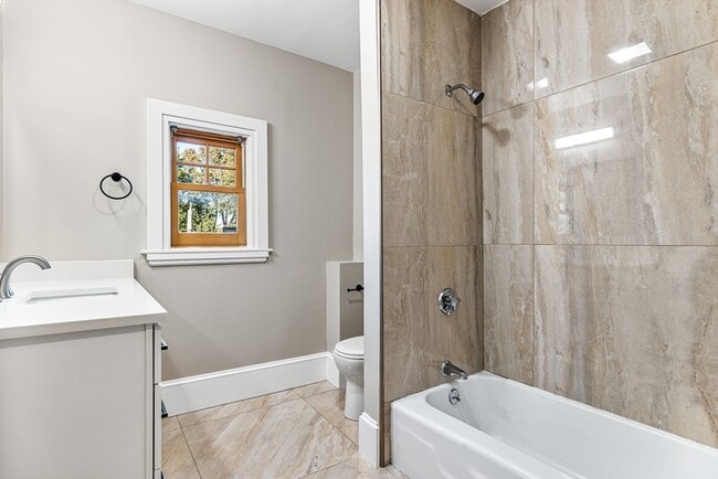 Building Photo - 62 Chestnut St