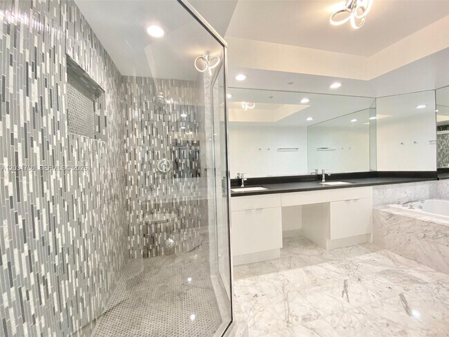 Building Photo - 16400 Collins Ave