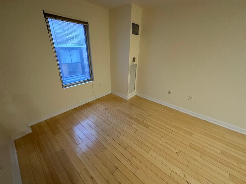 Building Photo - 25 Lagrange St