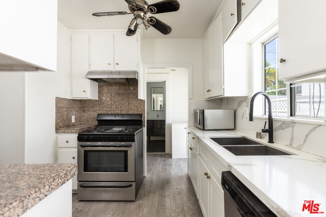 Building Photo - 1553 N Stanley Ave