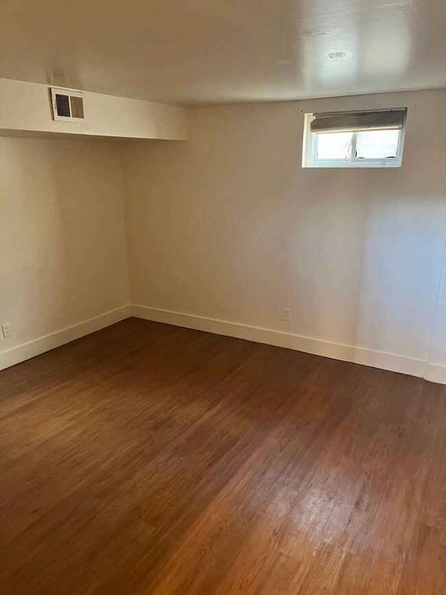 Building Photo - Remodeled 2 Bed/2 Bath Townhome Near 6th &...