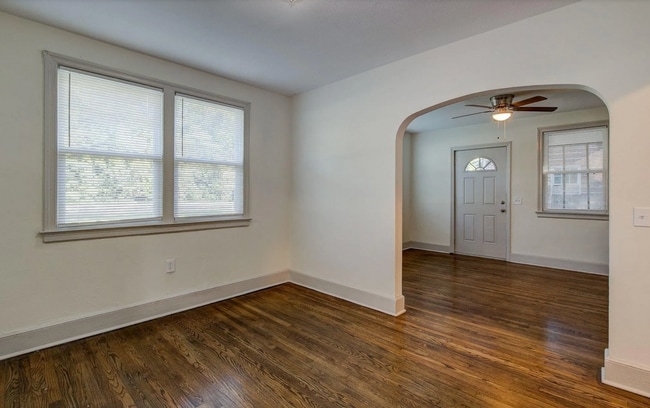 Building Photo - Beautifully renovated ranch bungalow locat...