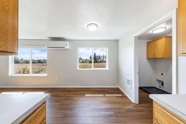 Building Photo - Fresh & Updated 2 bedroom W/S included!