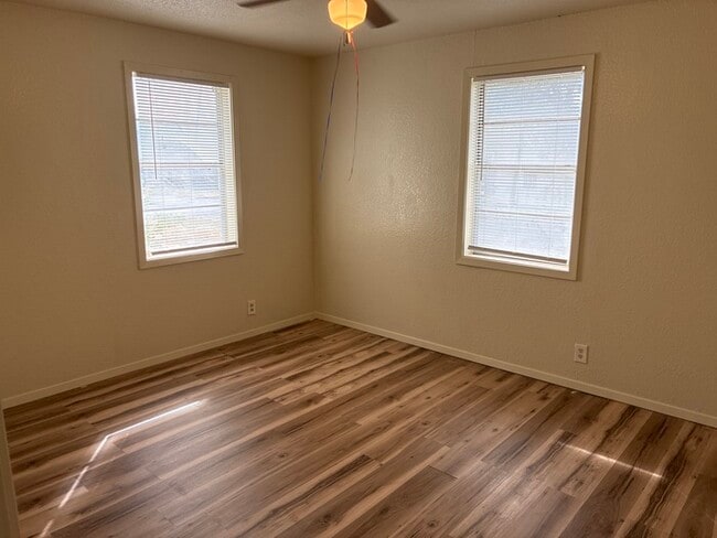 Building Photo - Charming 2 BR 1 BA Home w/ AC in Taylor