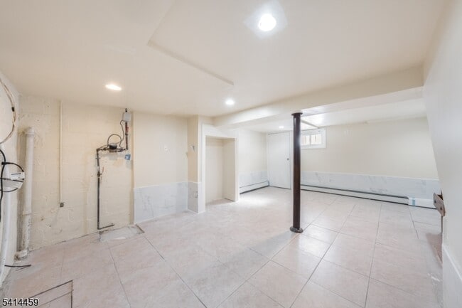 Building Photo - 529 Ainsworth St