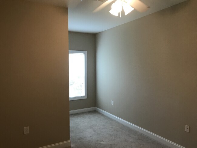 Building Photo - FIRST FLOOR, 3 BEDROOM, 2 BATH UNFURNISHED...