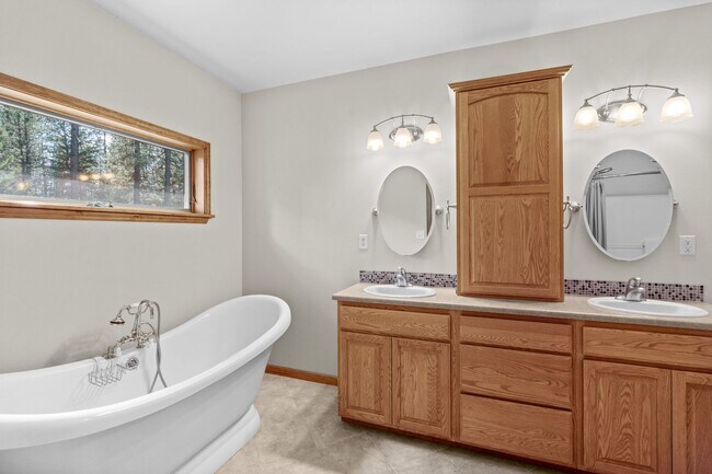 Building Photo - 6 Bed 4 Bath Daylight Rancher on Acreage in Mead School District.  Absolutely Gorgeous