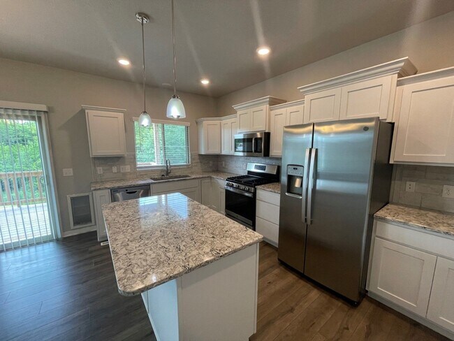 Building Photo - Large Home in Bellevue for Rent!
