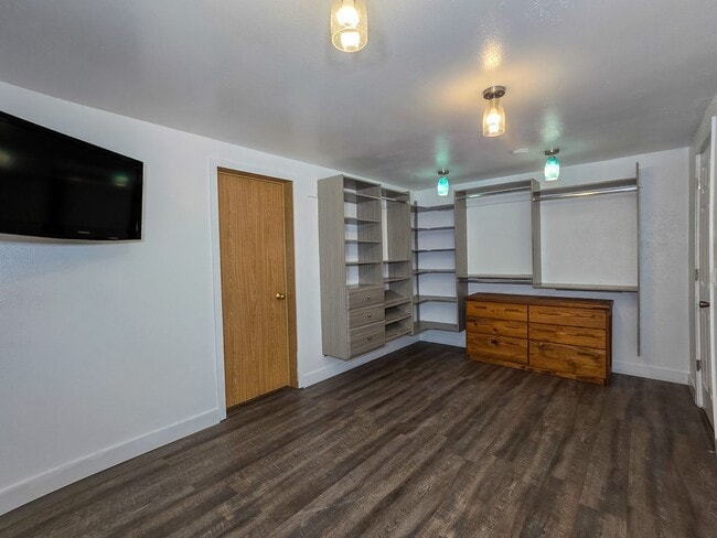 Building Photo - Beautiful 2 Bedroom, 1 Bath, 3 Car Garage Home with 5 Acres off CHSPR