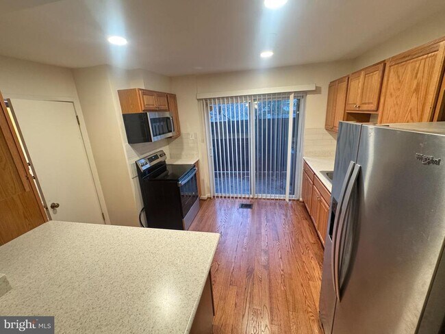 Building Photo - 9250 Three Oaks Dr