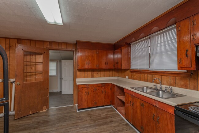 Building Photo - PRICE REDUCED- $995 - Cute 3 Bed/2 Bath Si...