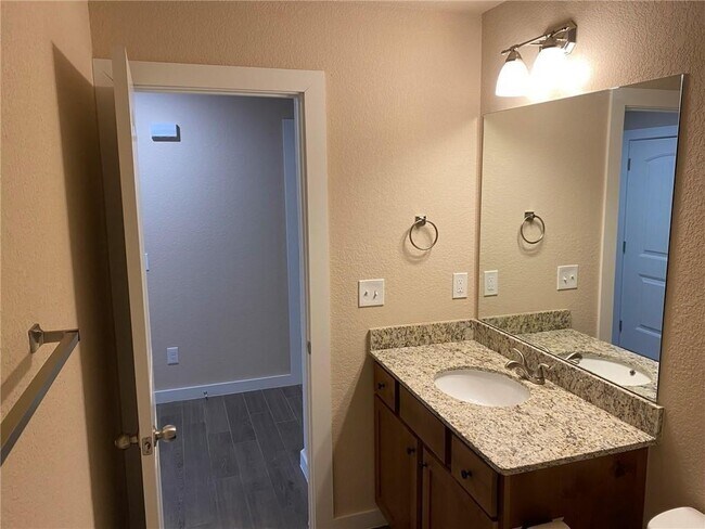 Building Photo - 422 Barbet Dr
