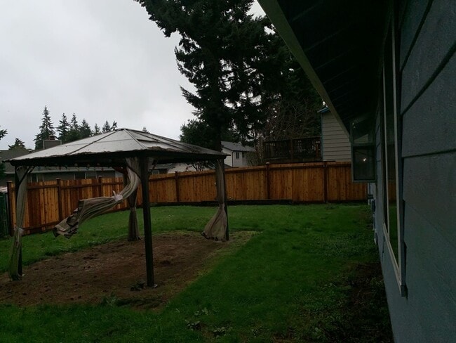 Building Photo - Beautiful 3Bd/1.5 Ba Federal Way Home.