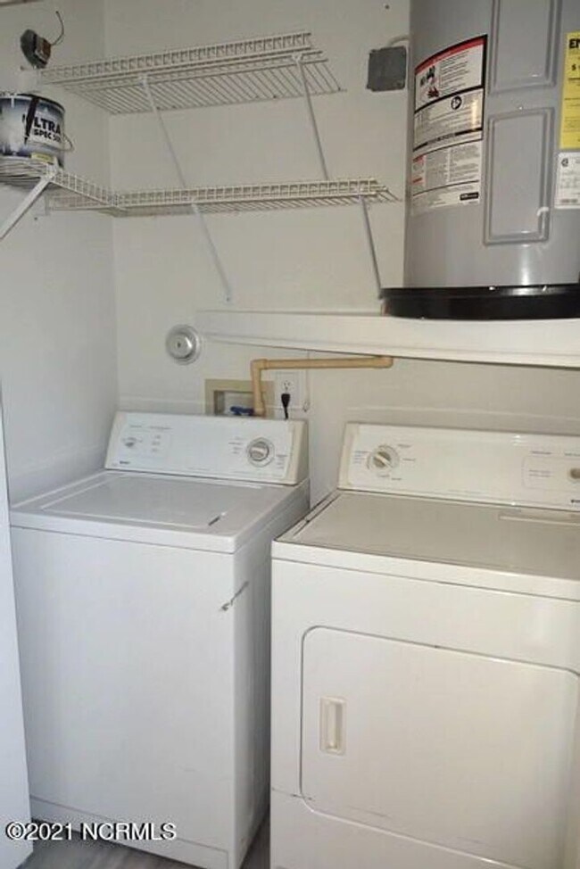 Building Photo - Silver Creek Village | 2 Bed, 2 Bath | Mon...