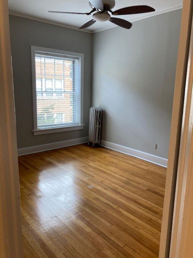 Building Photo - East Edgewater One Bed/One Bath ~ Heat Inc...