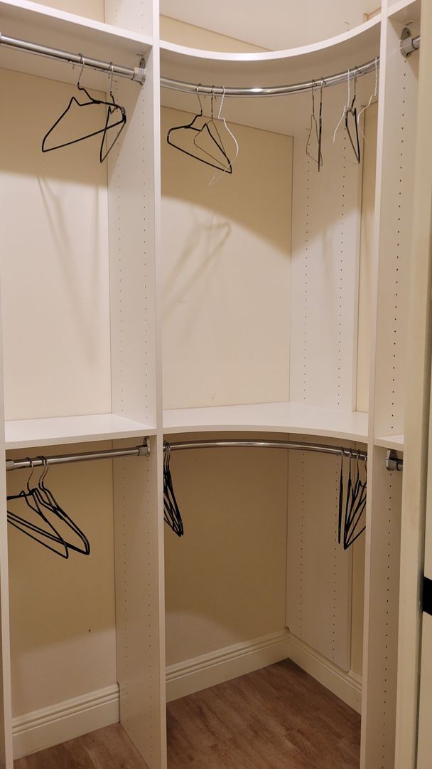 Building Photo - Seasonal stunning 5/5 pool home west of trail near Siesta Key!