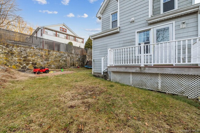 Building Photo - 983 Warren Ave