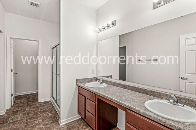 Building Photo - Family-Friendly Fortville Living