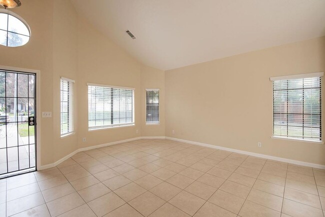 Building Photo - 4 bedroom in NW Modesto near shopping, Kai...