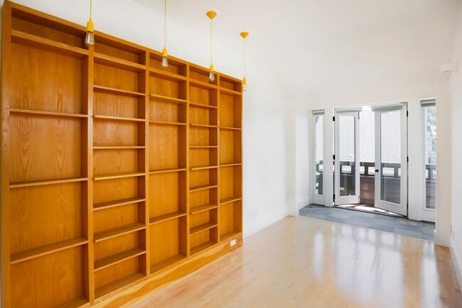 Building Photo - Sunny Apartment in Elmwood Neighborhood