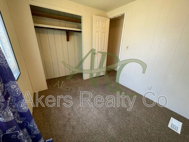 Building Photo - 965 S Blueridge Dr