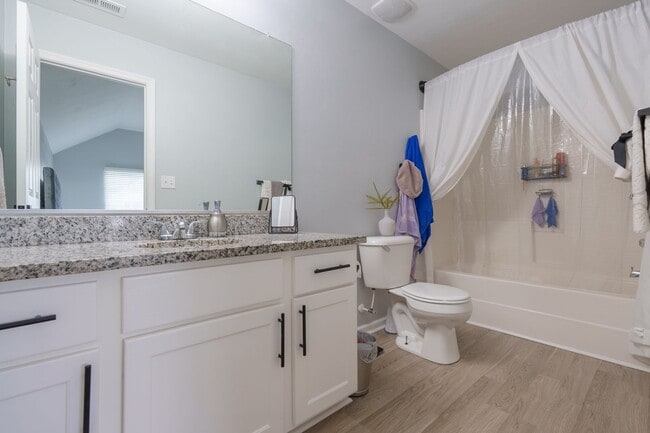 Building Photo - MOVE IN READY 3 Bedroom in the Heart of No...