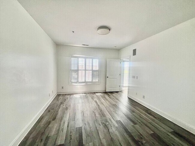 Building Photo - Mayfaire Townview 3rd floor 2BR unit with ...