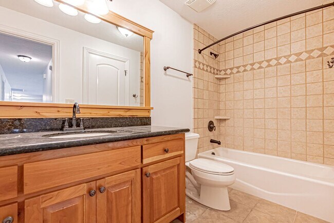 Building Photo - Beautiful- 5 bed/3 bath, 3 car garage and ...