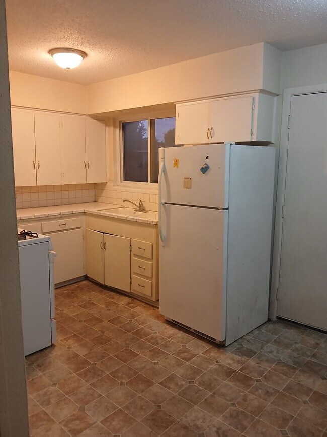 Building Photo - Avon 3015-3017