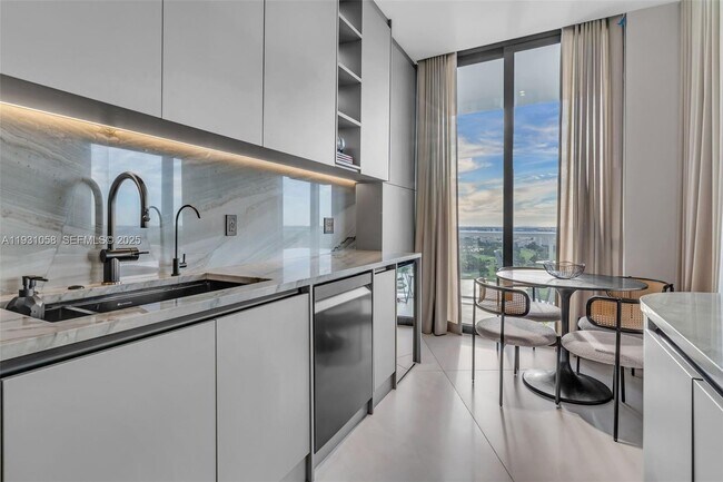 Building Photo - 20281 E Country Club Dr