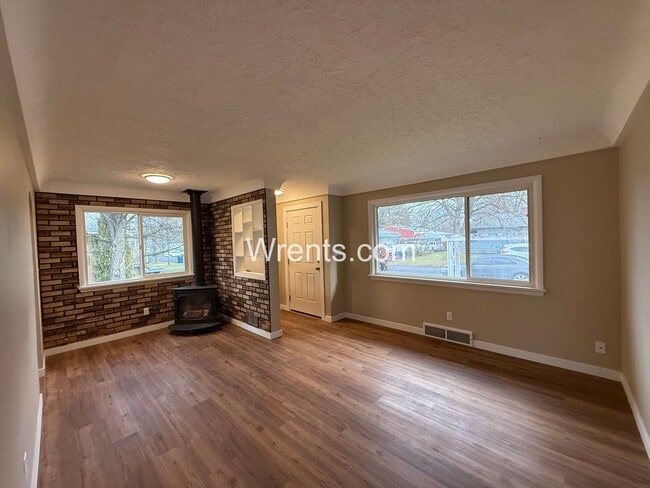 Building Photo - $500 Off Move in Special on Cute Three Bedroom Home