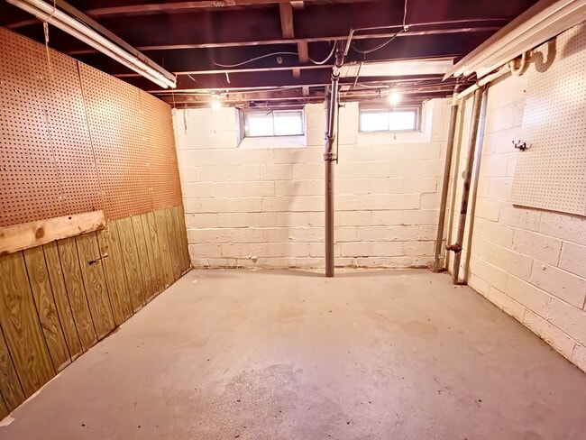 Building Photo - 5 Bedroom 2 Bathroom