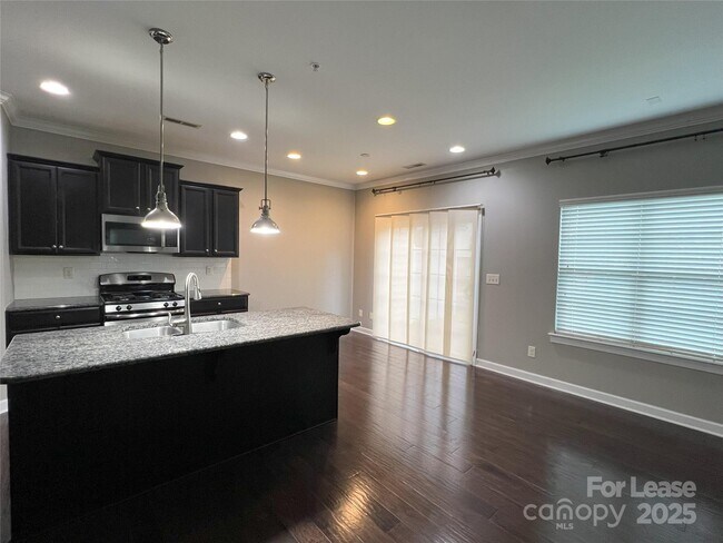 Building Photo - 15125 Jade St