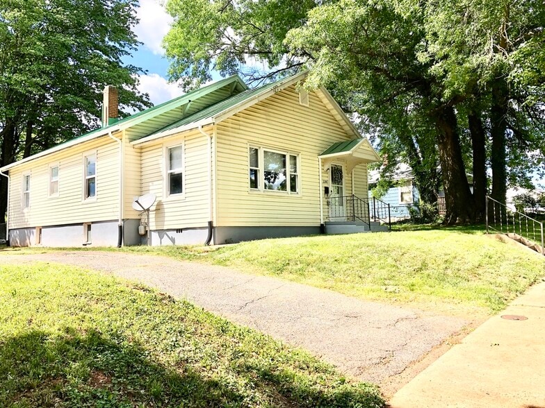 3BR Home w/Off-Street Parking for 4+ Cars - 2205 Mayflower Dr