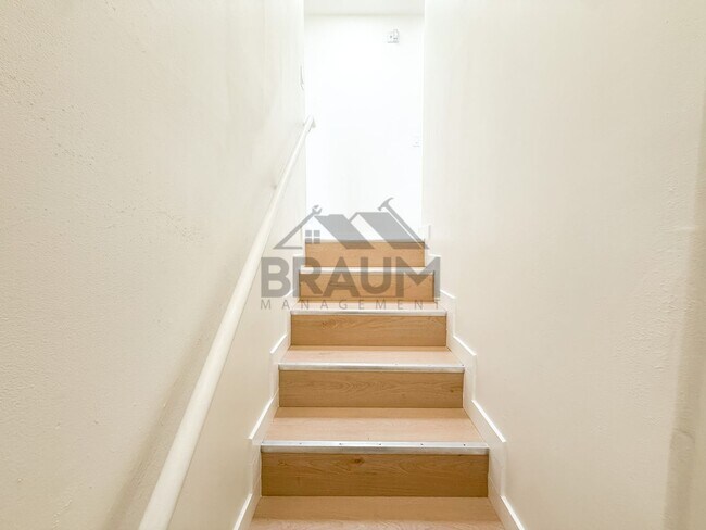 Building Photo - 11035 Moorpark St