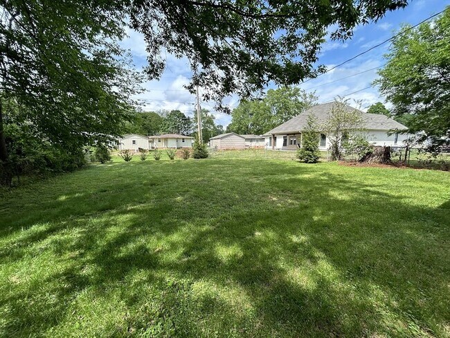 Building Photo - 1931 Stevens Dr NE