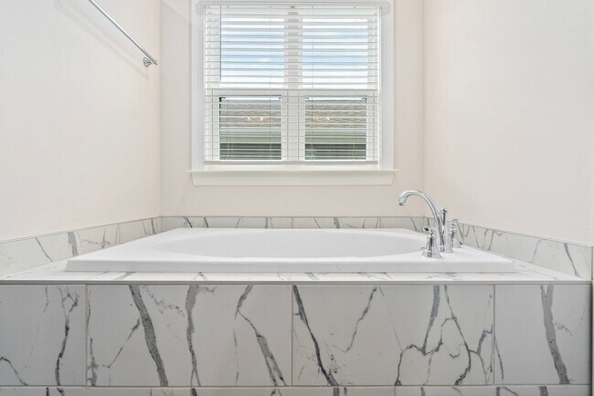Building Photo - 826 Clear Spring Dr